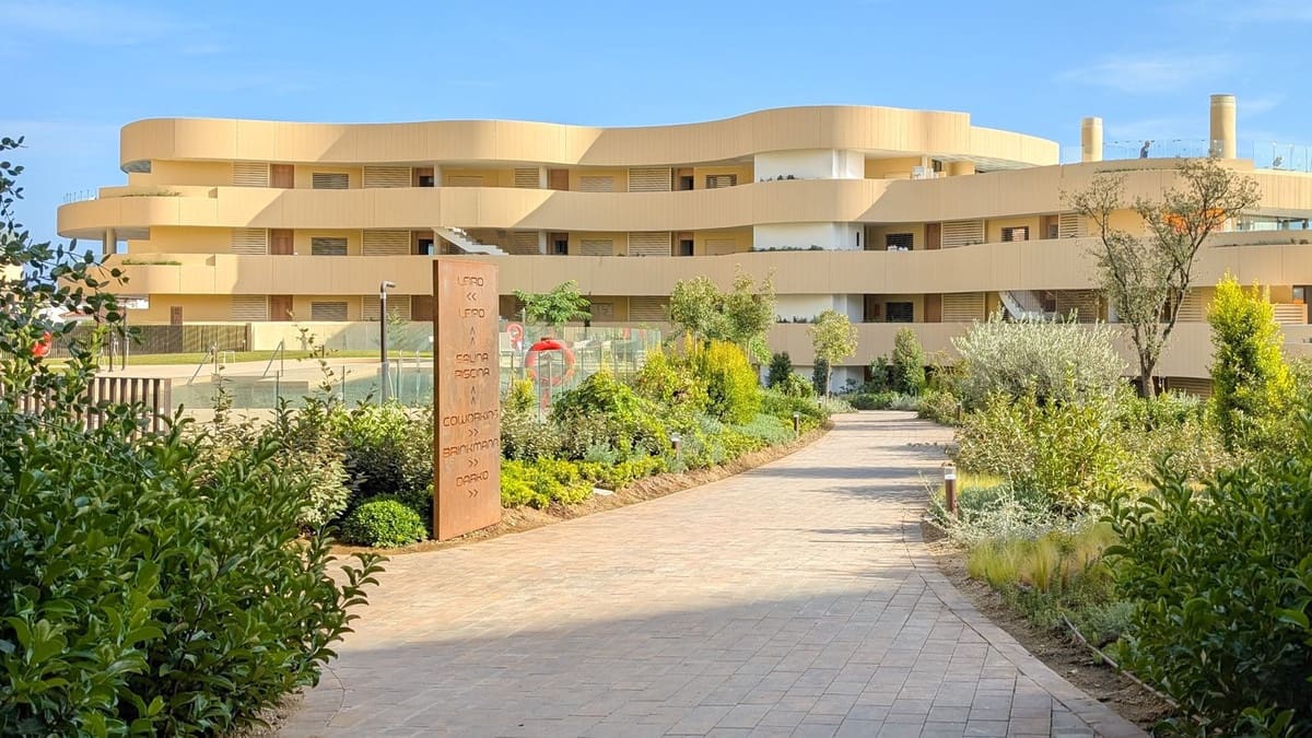 2 bedroom Apartment for sale in Fuengirola with pool - € 890,000 (Ref: 9434601)