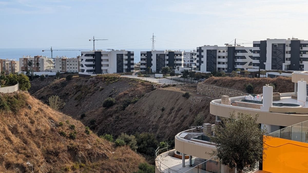 2 bedroom Apartment for sale in Fuengirola with pool - € 890,000 (Ref: 9434601)