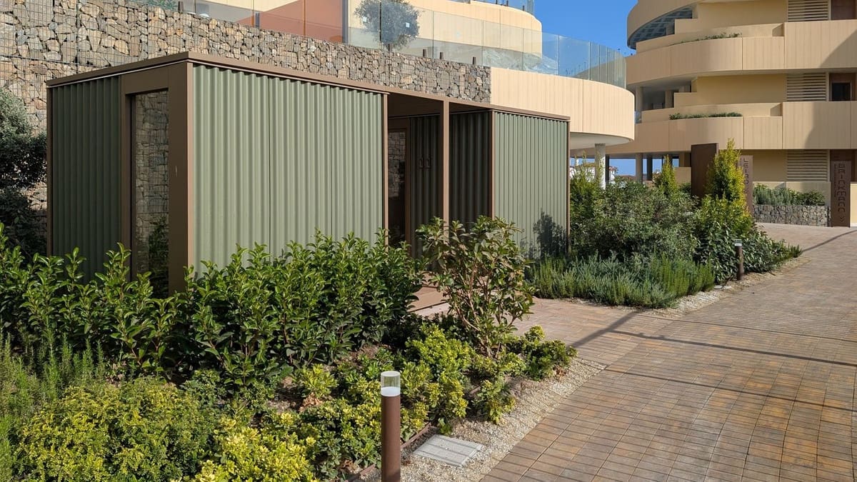 2 bedroom Apartment for sale in Fuengirola with pool - € 890,000 (Ref: 9434601)