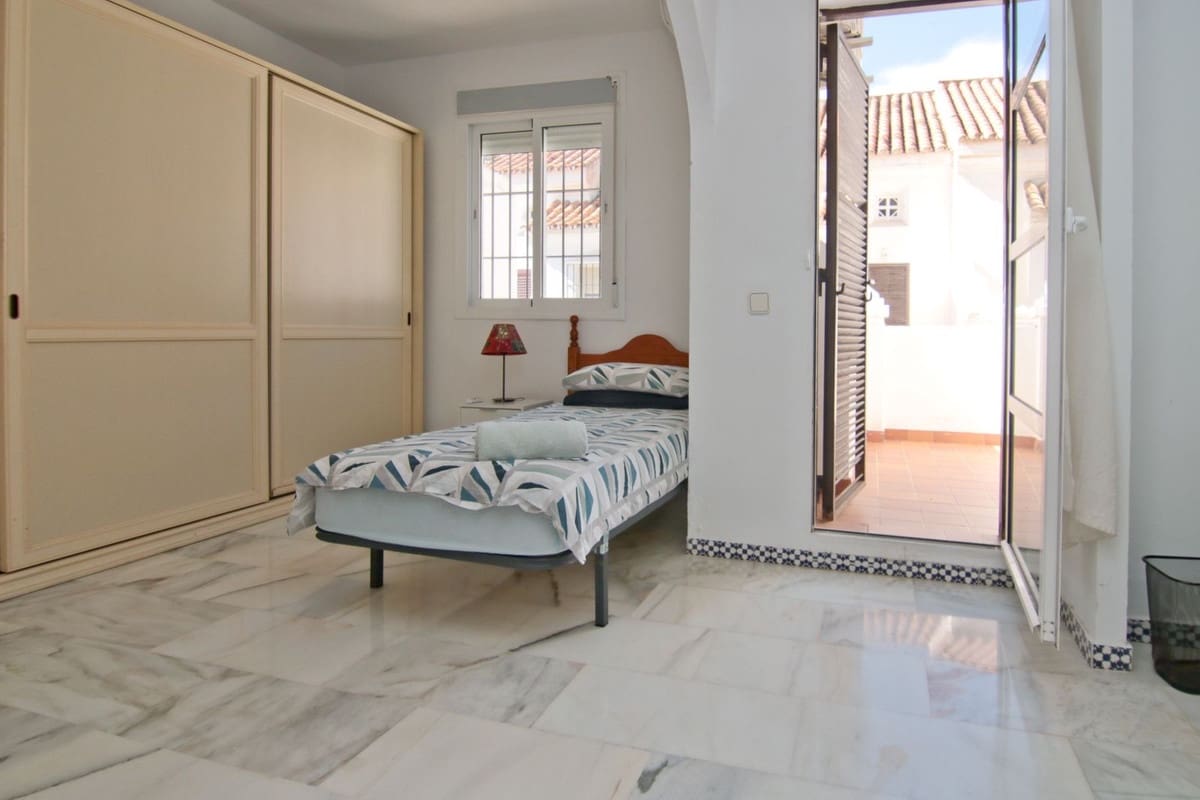 4 bedroom Townhouse for sale in Fuengirola with pool - € 675,000 (Ref: 9434614)