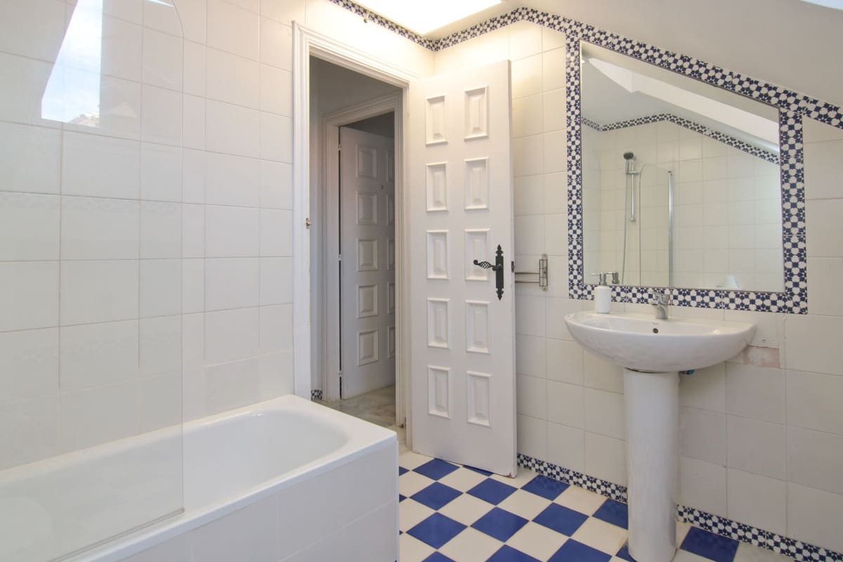 4 bedroom Townhouse for sale in Fuengirola with pool - € 675,000 (Ref: 9434614)