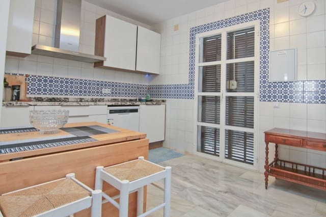 4 bedroom Townhouse for sale in Fuengirola with pool - € 675,000 (Ref: 9434614)