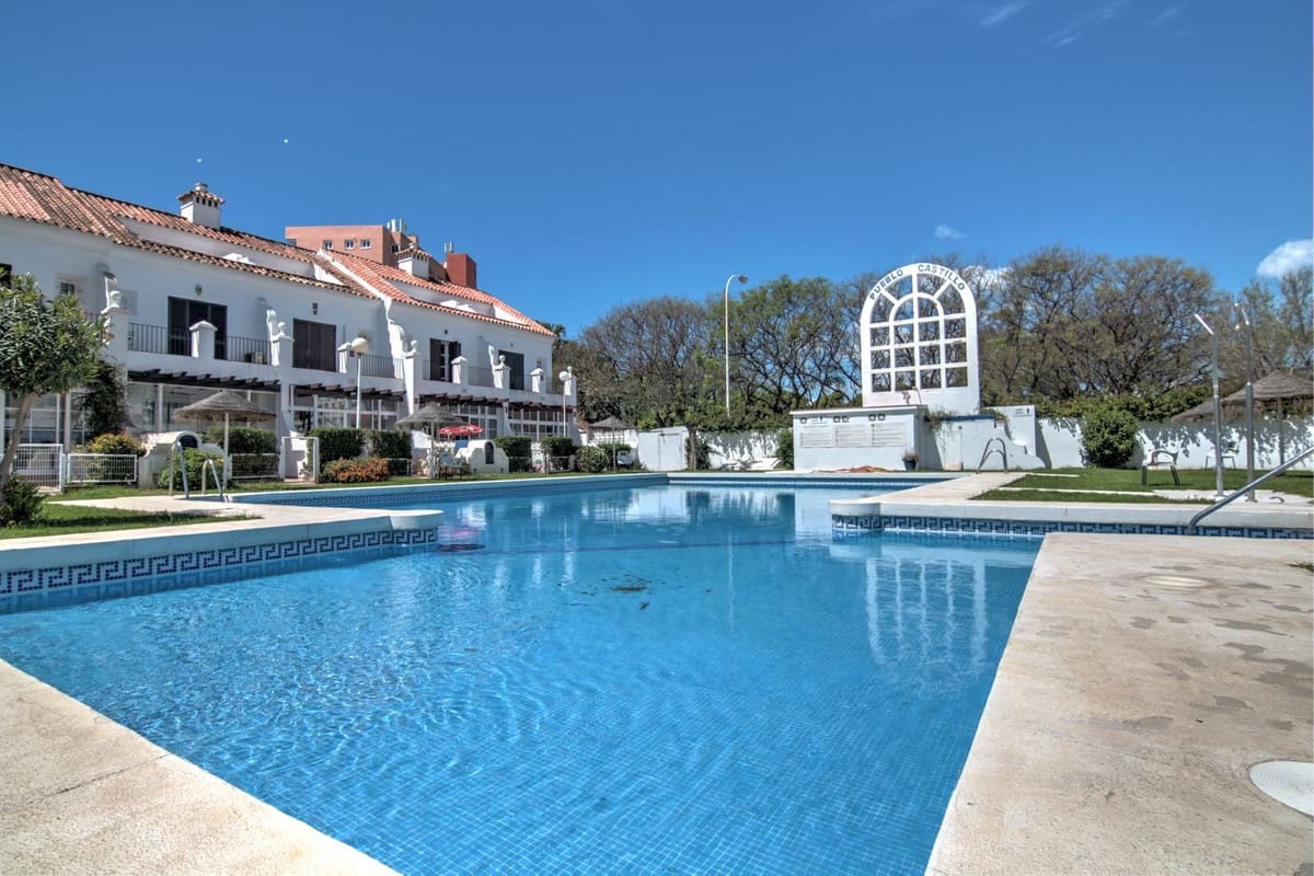 4 bedroom Townhouse for sale in Fuengirola with pool - € 675,000 (Ref: 9434614)