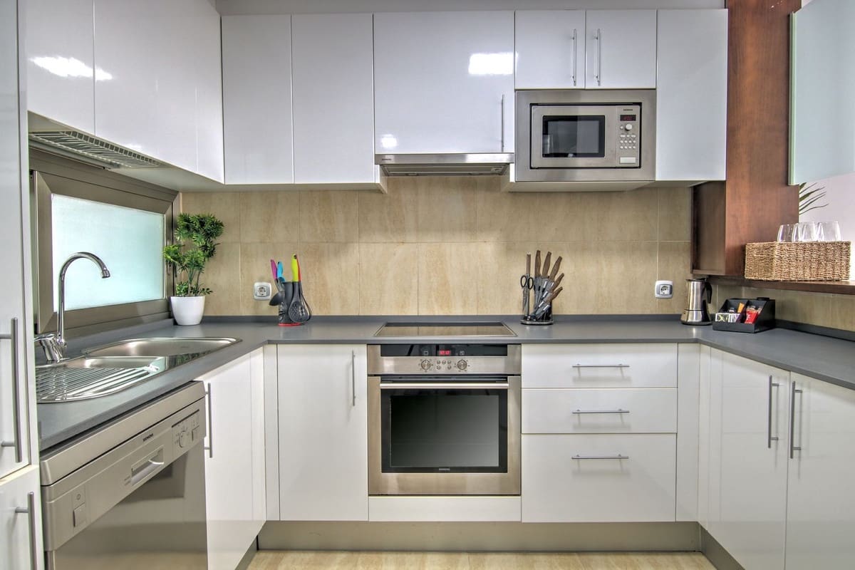 Apartamento de 2 habitaciones en Mijas Costa en alquiler con piscina garaje - 1.700 € (Ref: 9434631)