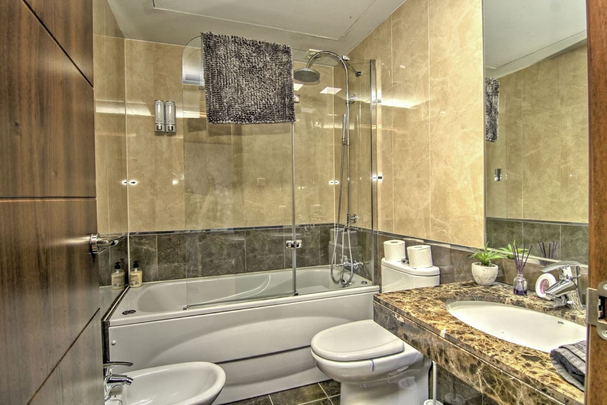 Apartamento de 2 habitaciones en Mijas Costa en alquiler con piscina garaje - 1.700 € (Ref: 9434631)