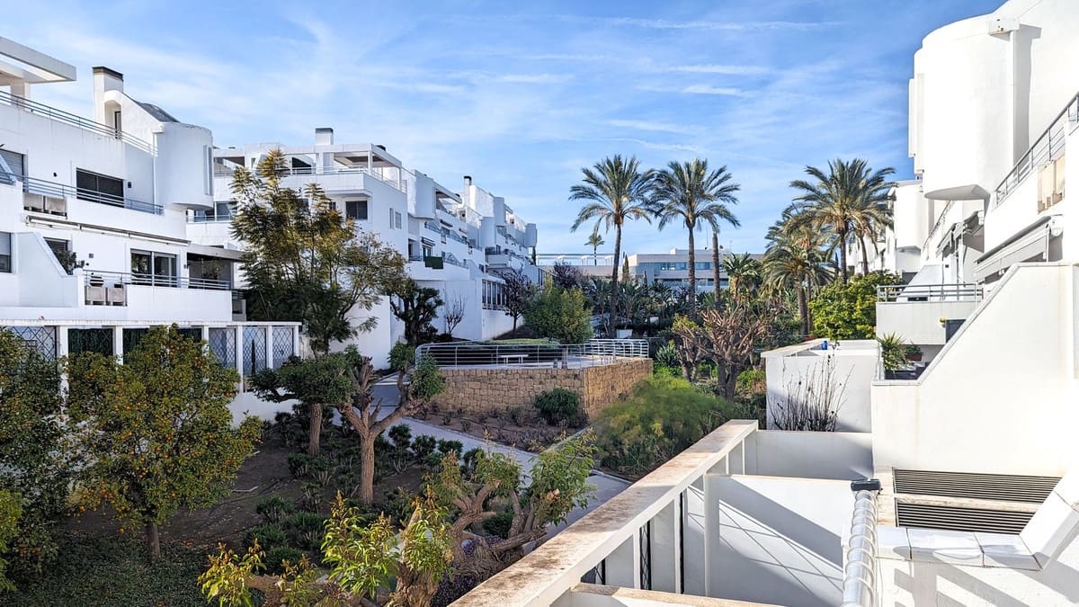 Apartamento de 2 habitaciones en Mijas Costa en alquiler con piscina garaje - 1.700 € (Ref: 9434631)