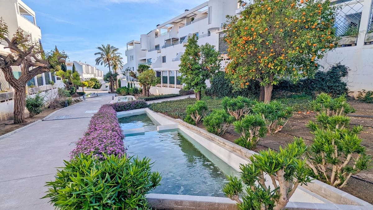 Apartamento de 2 habitaciones en Mijas Costa en alquiler con piscina garaje - 1.700 € (Ref: 9434631)