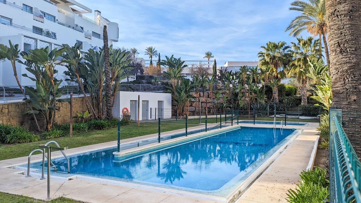 Apartamento de 2 habitaciones en Mijas Costa en alquiler con piscina garaje - 1.700 € (Ref: 9434631)