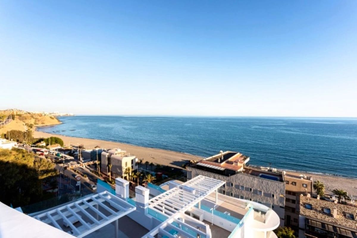 2 bedroom Penthouse for sale in Fuengirola with pool garage - € 739,000 (Ref: 9434646)
