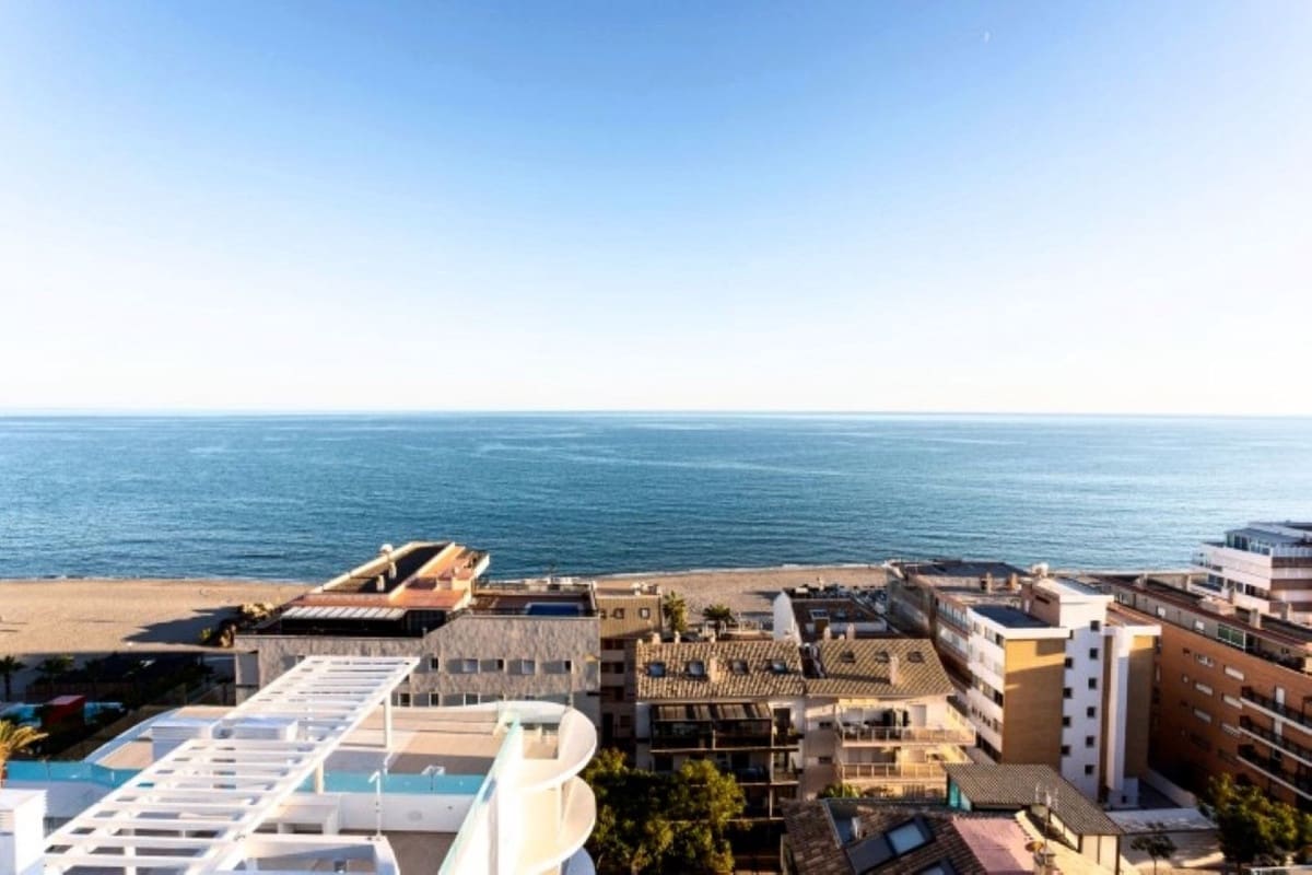 2 bedroom Penthouse for sale in Fuengirola with pool garage - € 739,000 (Ref: 9434646)