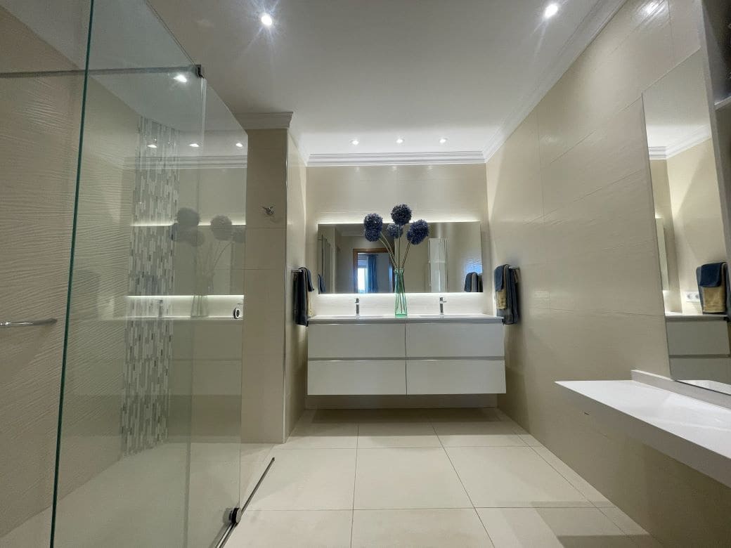 Apartamento de 2 habitaciones en Golf del Sur en venta con piscina garaje - 665.000 € (Ref: 9665353)