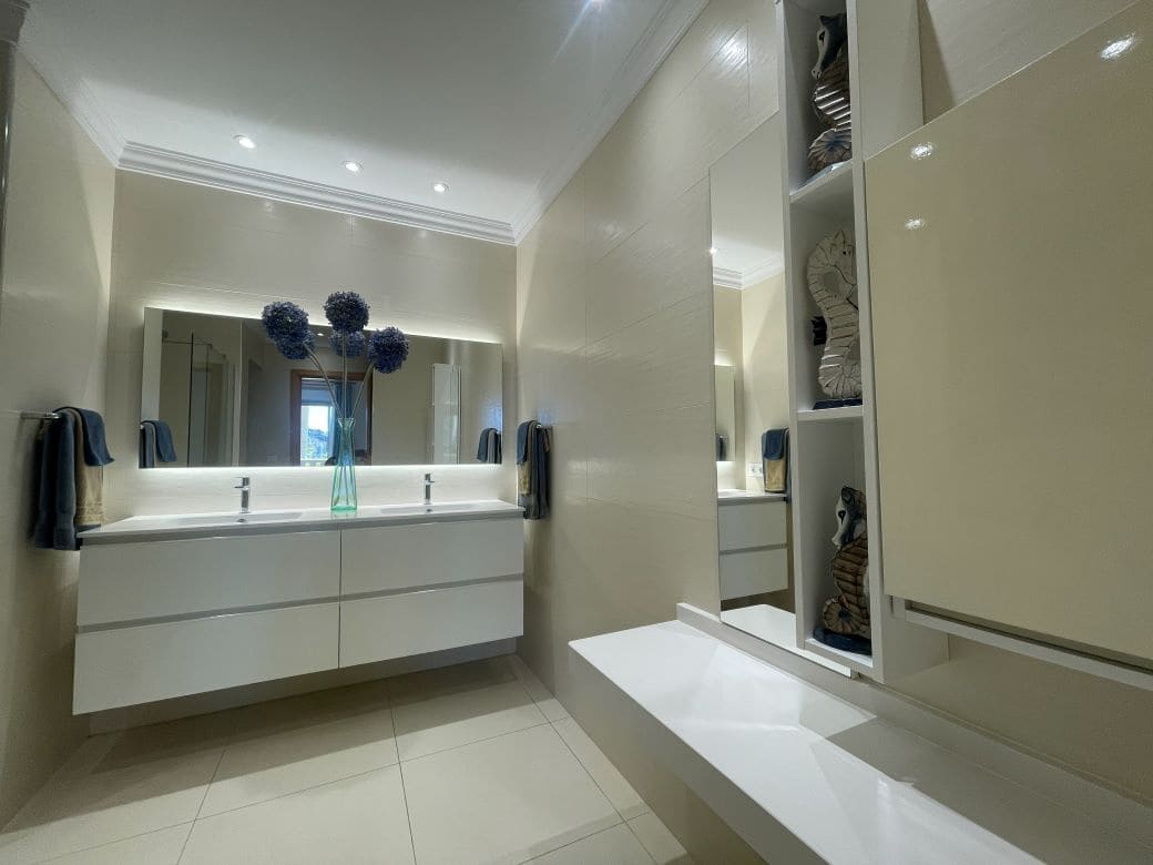 Apartamento de 2 habitaciones en Golf del Sur en venta con piscina garaje - 665.000 € (Ref: 9665353)