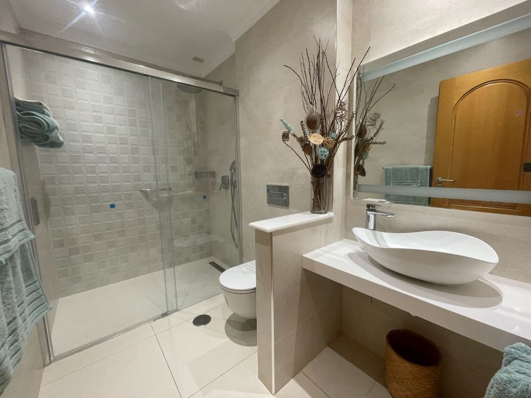 Apartamento de 2 habitaciones en Golf del Sur en venta con piscina garaje - 665.000 € (Ref: 9665353)