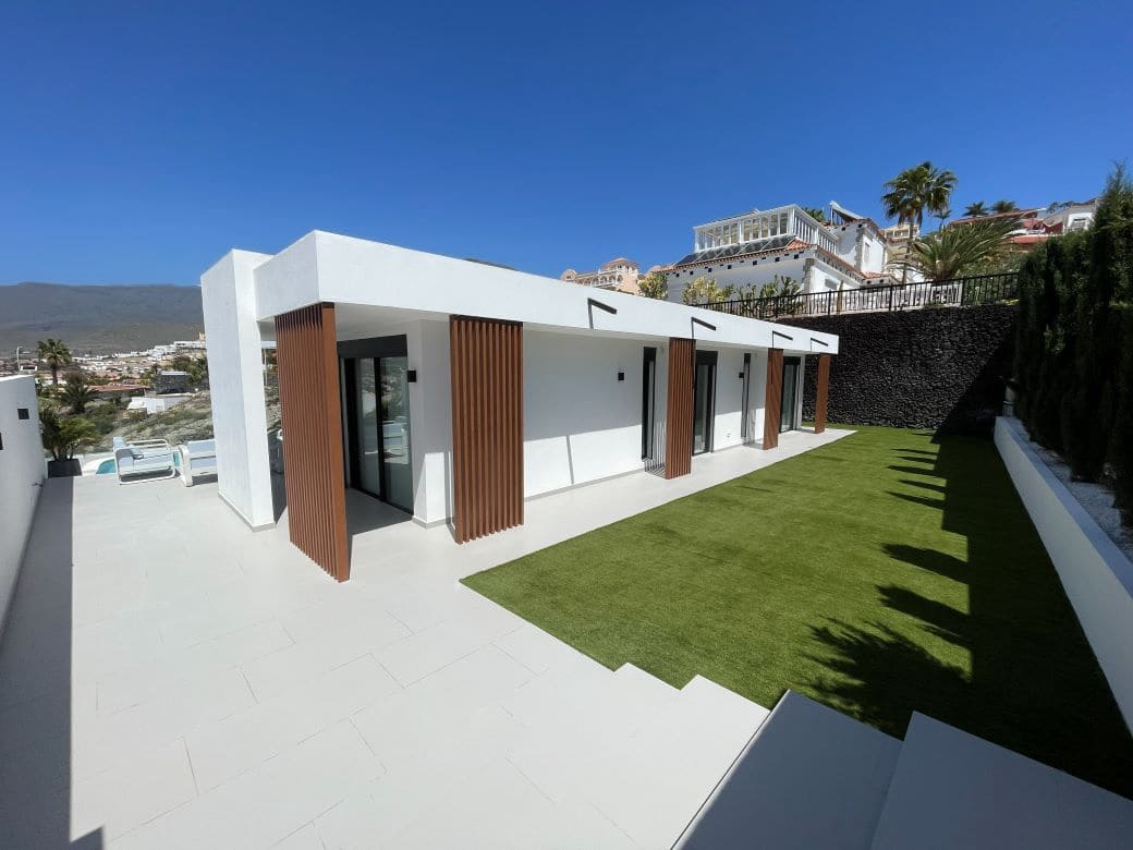 3 sovrum Villa till salu i Costa Adeje med pool garage - 1 795 000 € (Ref: 9748265)