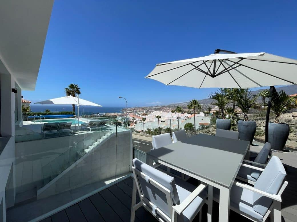 3 sovrum Villa till salu i Costa Adeje med pool garage - 1 795 000 € (Ref: 9748265)