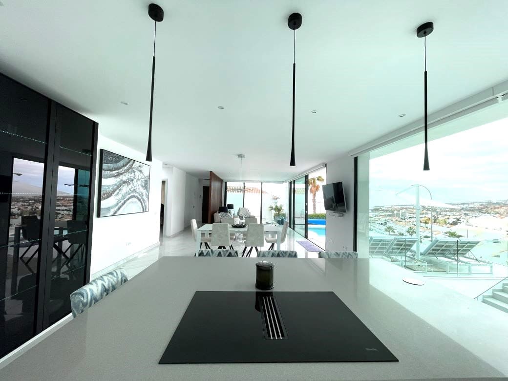 3 sovrum Villa till salu i Costa Adeje med pool garage - 1 795 000 € (Ref: 9748265)