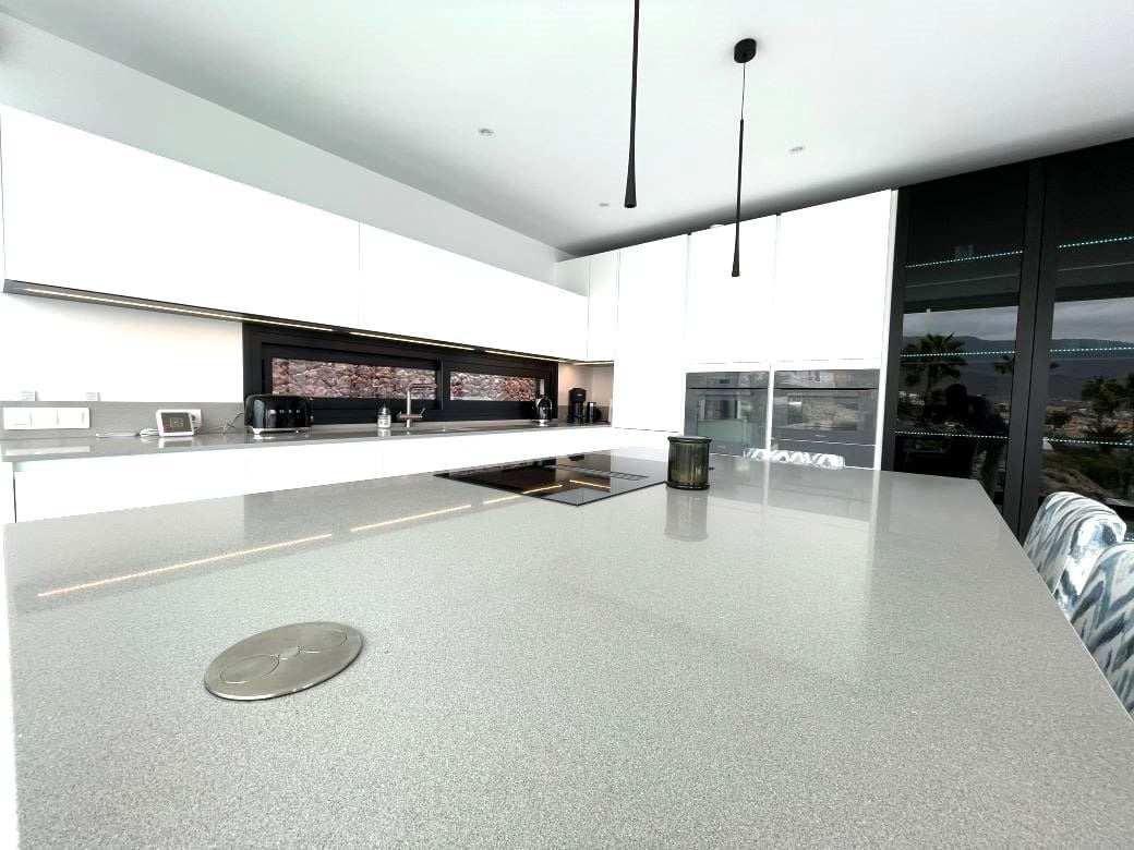 3 sovrum Villa till salu i Costa Adeje med pool garage - 1 795 000 € (Ref: 9748265)