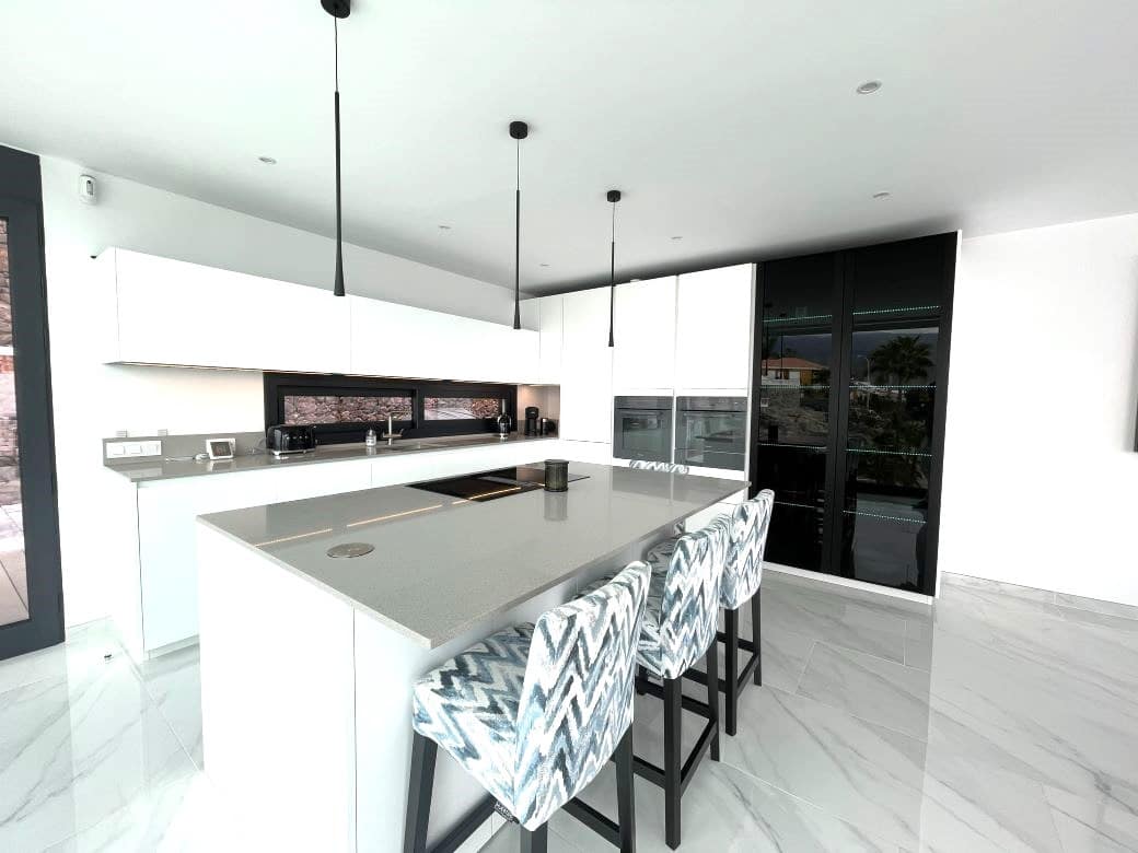 3 sovrum Villa till salu i Costa Adeje med pool garage - 1 795 000 € (Ref: 9748265)