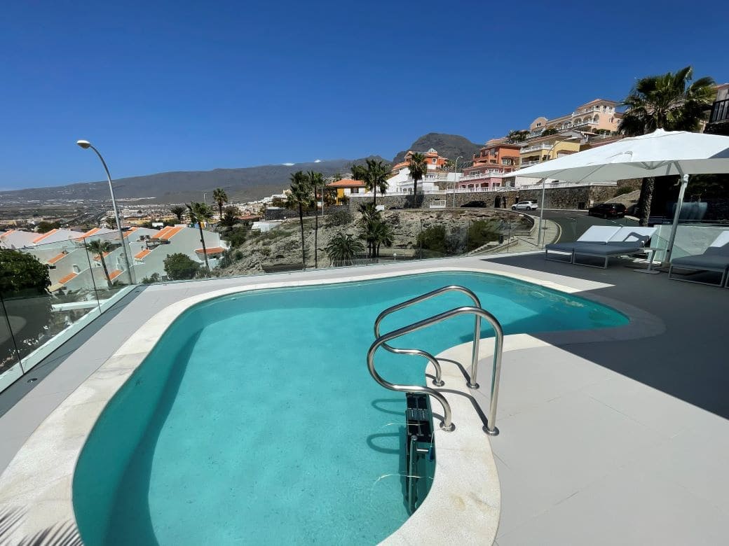 3 sovrum Villa till salu i Costa Adeje med pool garage - 1 795 000 € (Ref: 9748265)