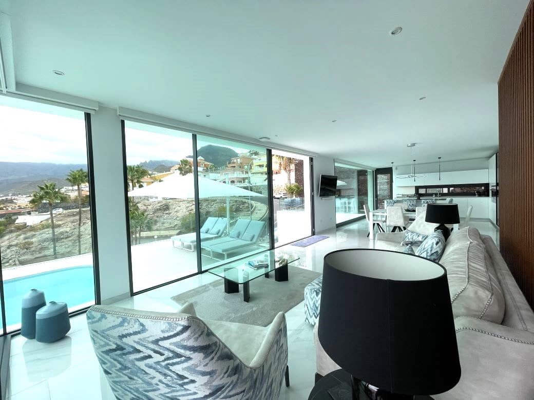 3 sovrum Villa till salu i Costa Adeje med pool garage - 1 795 000 € (Ref: 9748265)