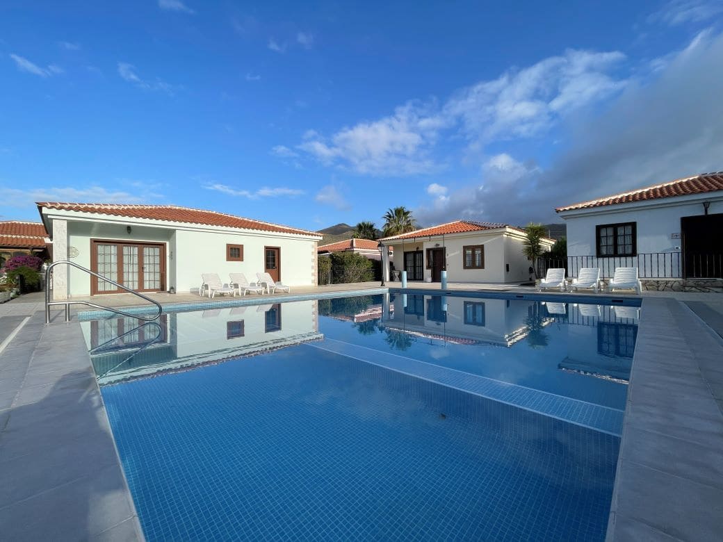 3 soveværelse Bungalow til salg i San Miguel de Abona med swimmingpool - € 295.000 (Ref: 9865879)