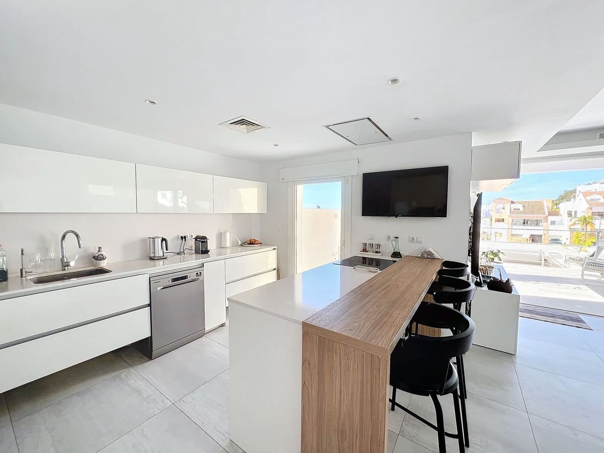 3 soveværelse Semi-Rækkehus til salg i Benalmadena med swimmingpool garage - € 1.200.000 (Ref: 8197950)