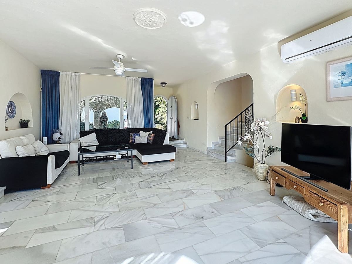 4 bedroom Villa for sale in Mijas with pool garage - € 975,000 (Ref: 9327005)