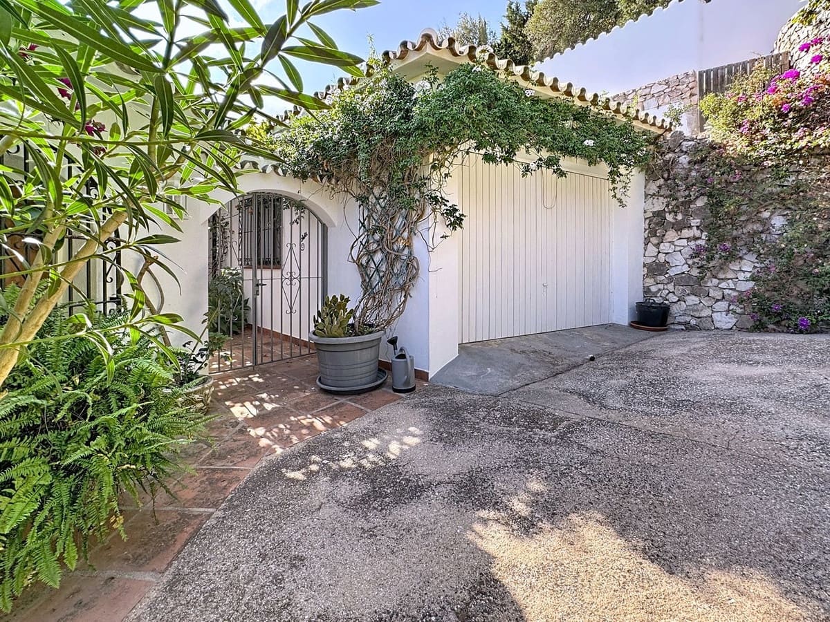 4 bedroom Villa for sale in Mijas with pool garage - € 975,000 (Ref: 9327005)