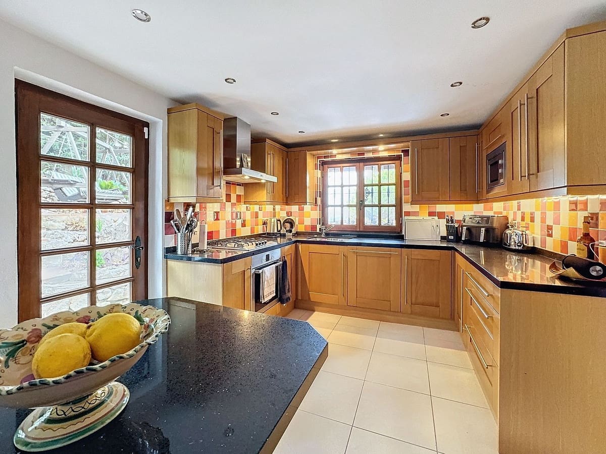 3 bedroom Villa for sale in Mijas with pool garage - € 925,000 (Ref: 9598159)