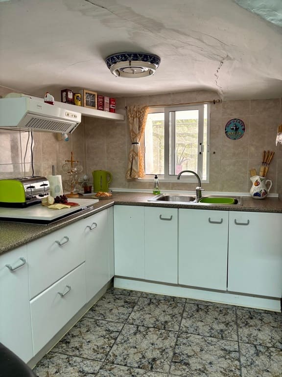 5 bedroom Cave House for sale in Benamaurel with garage - € 123,750 (Ref: 10088668)