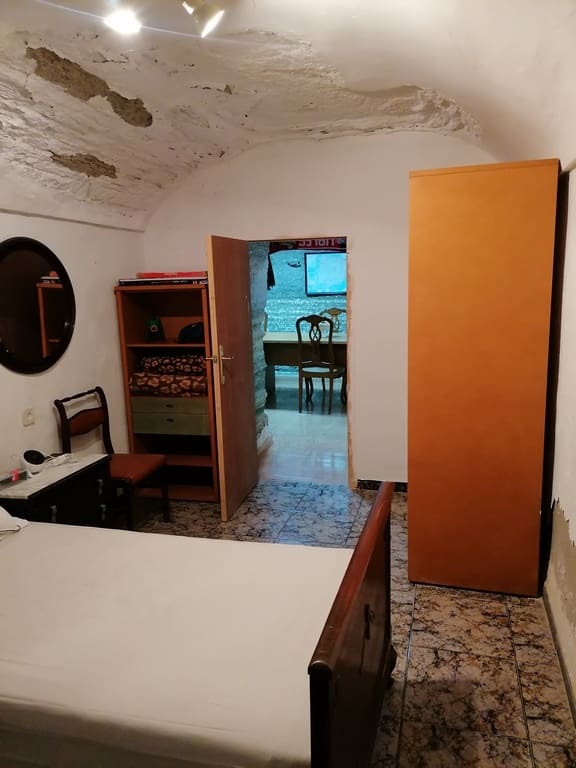 5 bedroom Cave House for sale in Benamaurel with garage - € 123,750 (Ref: 10088668)