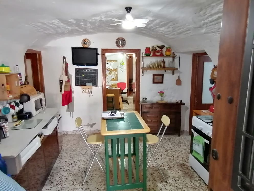 5 bedroom Cave House for sale in Benamaurel with garage - € 123,750 (Ref: 10088668)