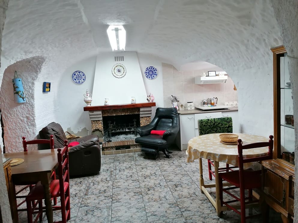 5 bedroom Cave House for sale in Benamaurel with garage - € 123,750 (Ref: 10088668)