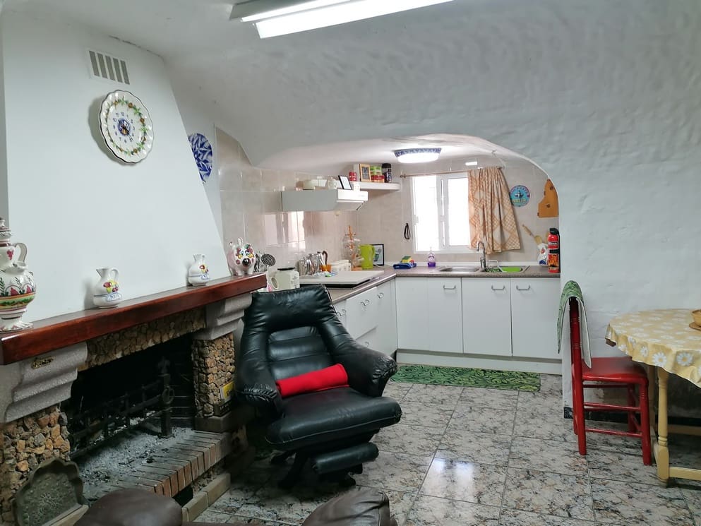 5 bedroom Cave House for sale in Benamaurel with garage - € 123,750 (Ref: 10088668)