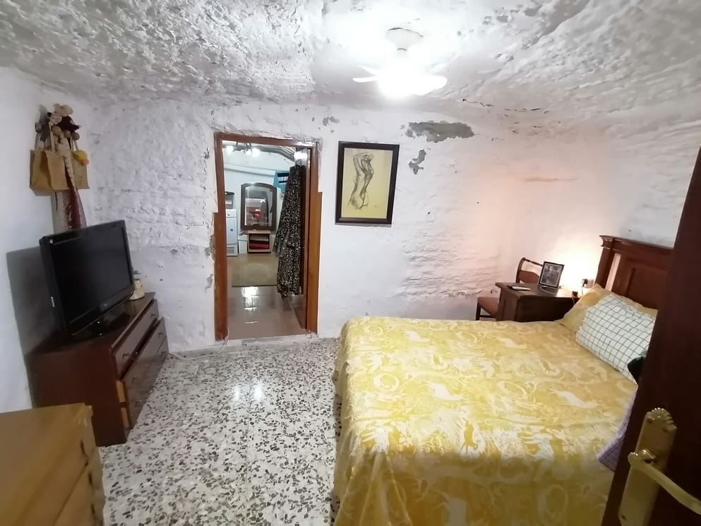 5 bedroom Cave House for sale in Benamaurel with garage - € 123,750 (Ref: 10088668)