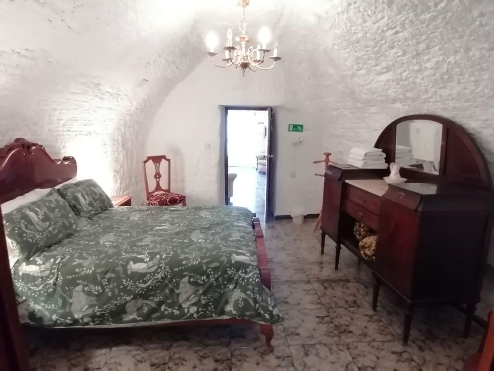 5 bedroom Cave House for sale in Benamaurel with garage - € 123,750 (Ref: 10088668)