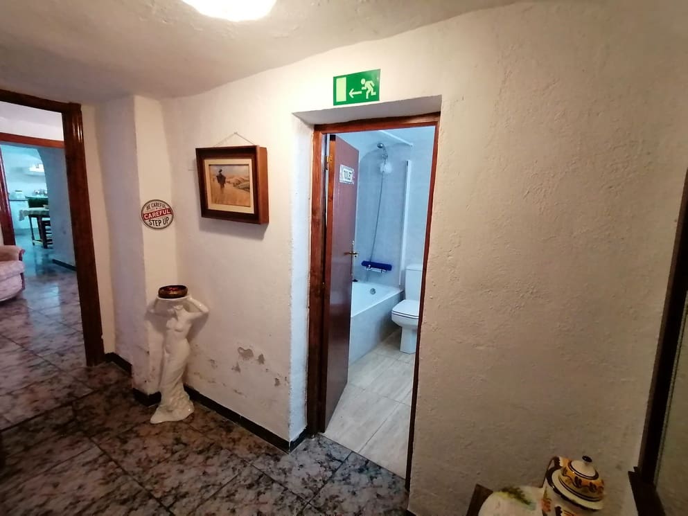 5 bedroom Cave House for sale in Benamaurel with garage - € 123,750 (Ref: 10088668)