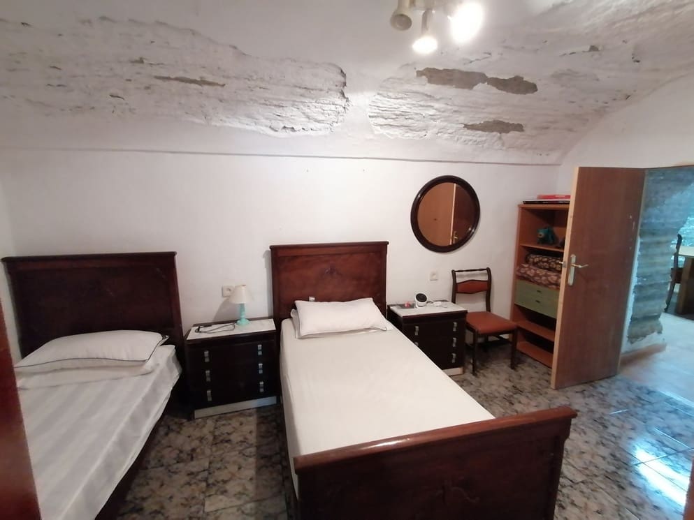 5 bedroom Cave House for sale in Benamaurel with garage - € 123,750 (Ref: 10088668)