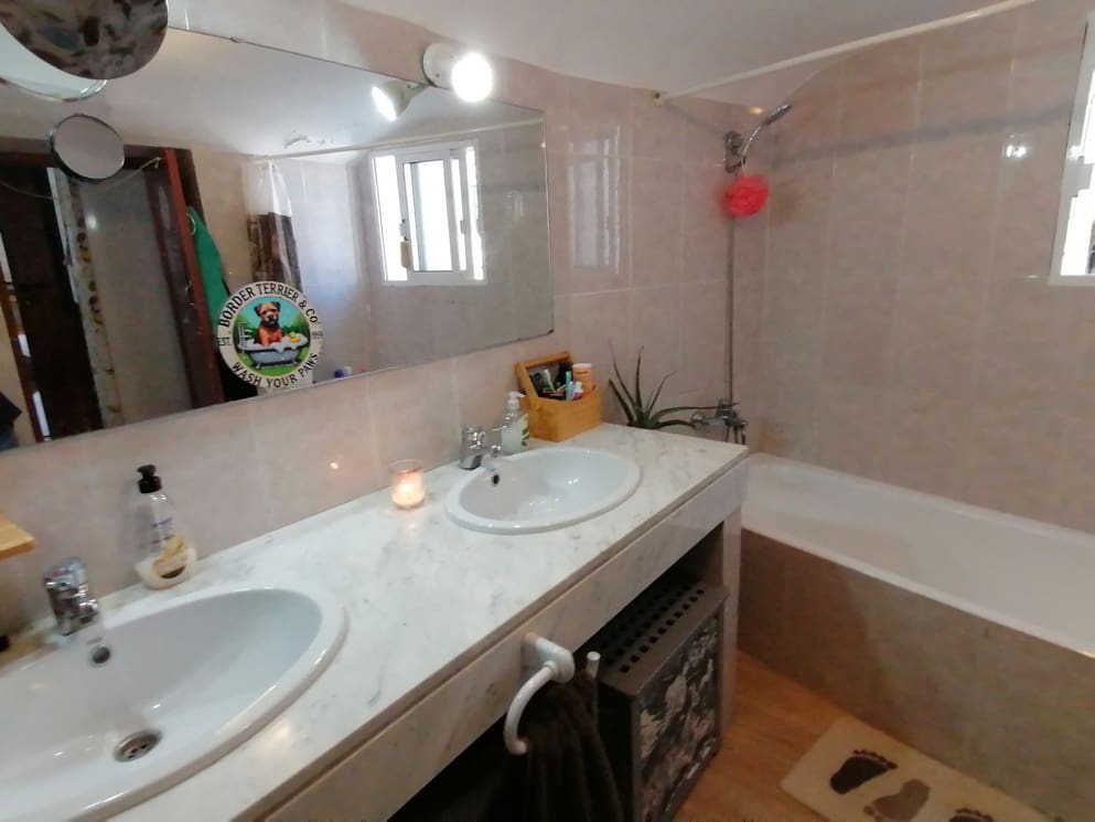 5 bedroom Cave House for sale in Benamaurel with garage - € 123,750 (Ref: 10088668)