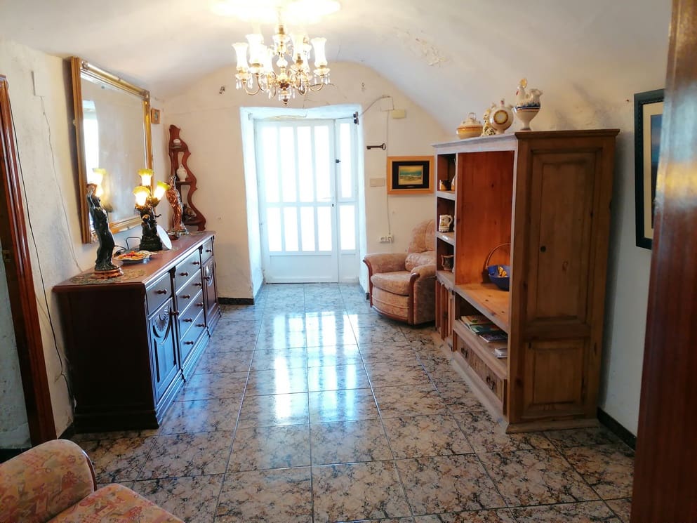 5 bedroom Cave House for sale in Benamaurel with garage - € 123,750 (Ref: 10088668)