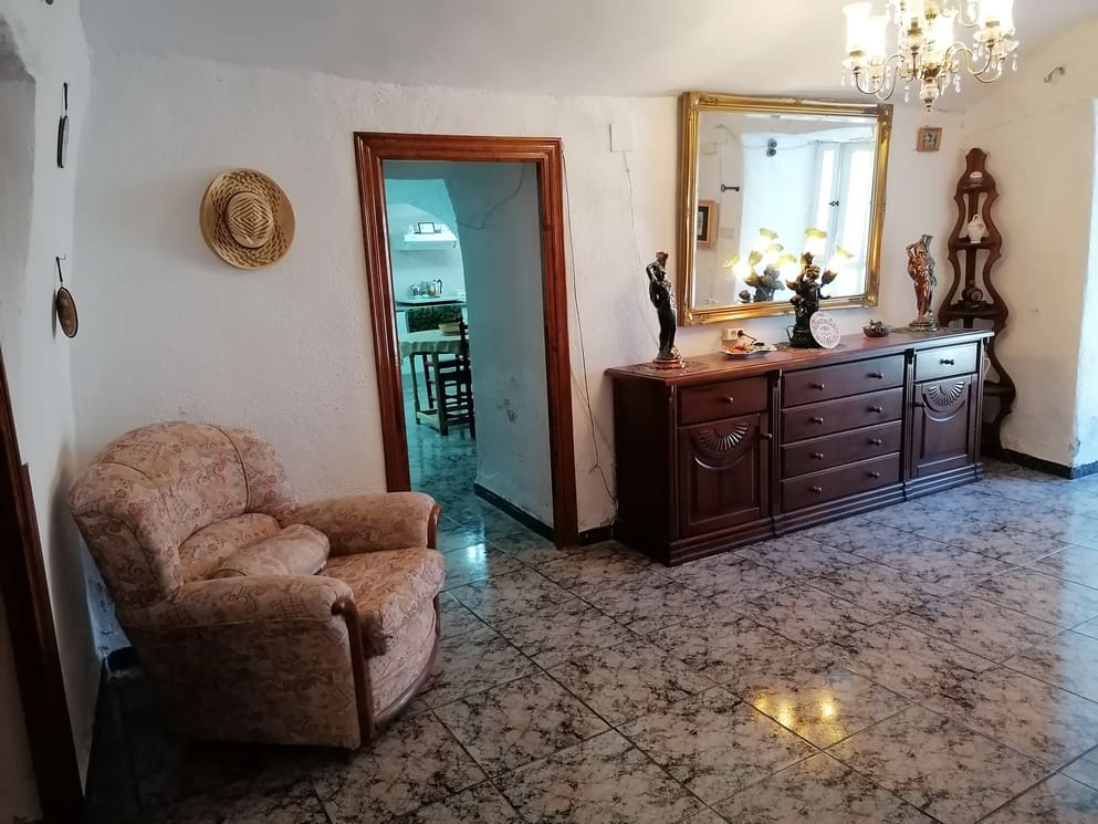 5 bedroom Cave House for sale in Benamaurel with garage - € 123,750 (Ref: 10088668)
