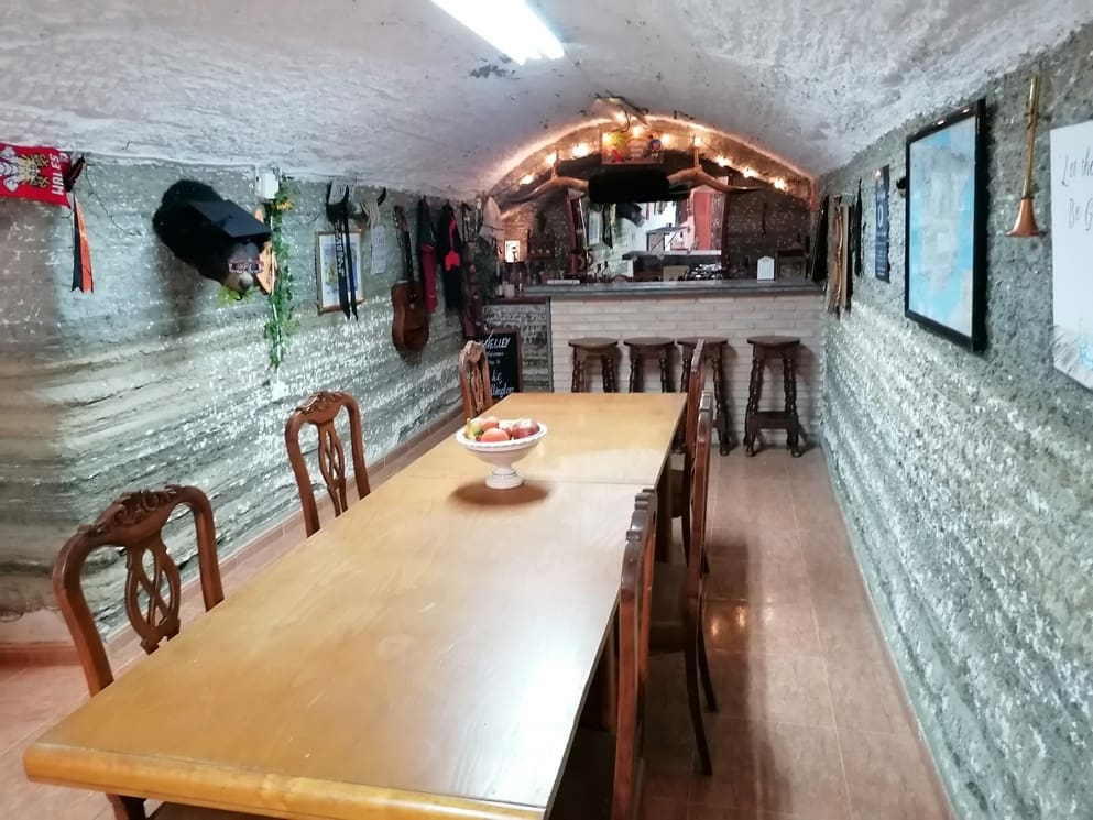 5 bedroom Cave House for sale in Benamaurel with garage - € 123,750 (Ref: 10088668)