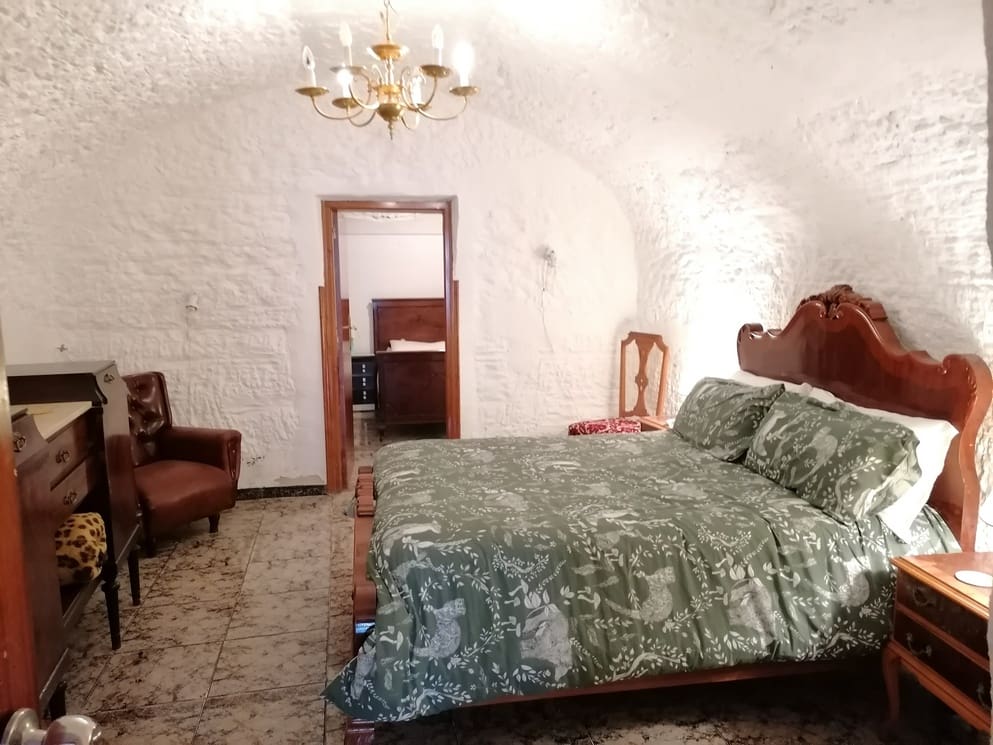 5 bedroom Cave House for sale in Benamaurel with garage - € 123,750 (Ref: 10088668)