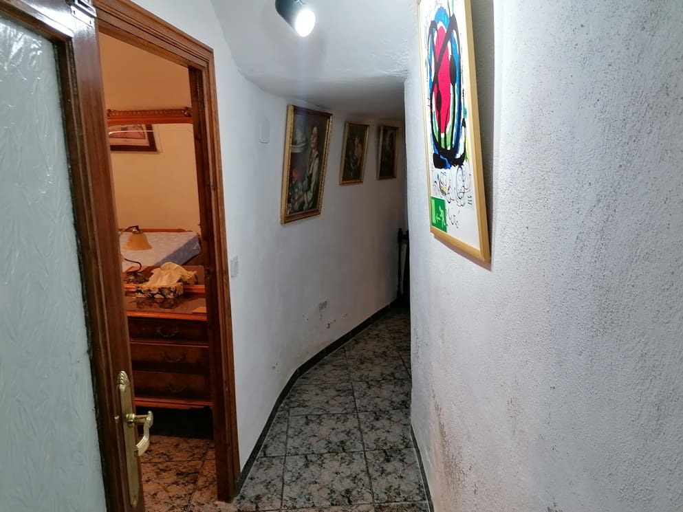 5 bedroom Cave House for sale in Benamaurel with garage - € 123,750 (Ref: 10088668)