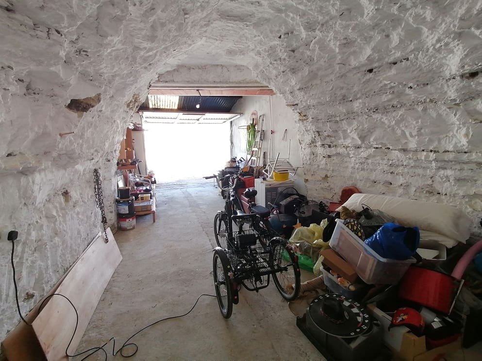 5 bedroom Cave House for sale in Benamaurel with garage - € 123,750 (Ref: 10088668)