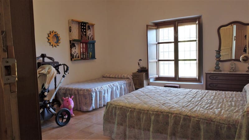 5 soveværelse Finca/Landehus til salg i Caniles med swimmingpool - € 267.000 (Ref: 4419477)