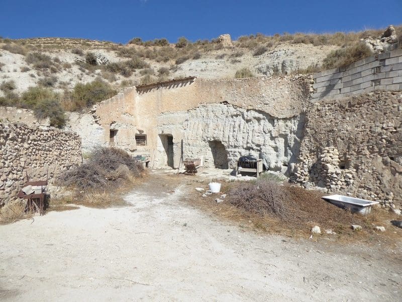 10 makuuhuone Luolatalo myytävänä paikassa Baza - 68 000 € (Ref: 7993861)