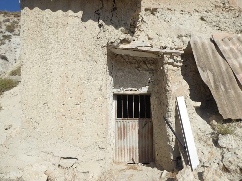 10 makuuhuone Luolatalo myytävänä paikassa Baza - 68 000 € (Ref: 7993861)