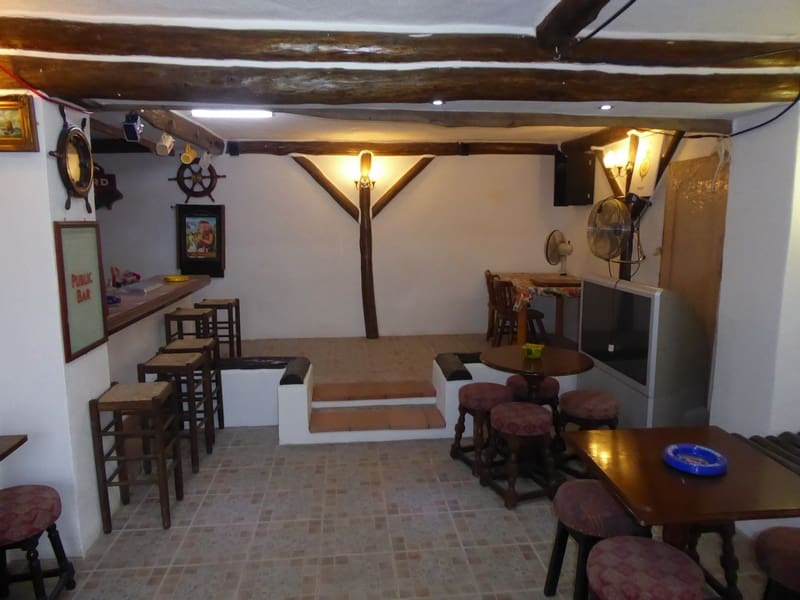 7 bedroom Townhouse for sale in Castillejar with pool - € 159,000 (Ref: 8344401)