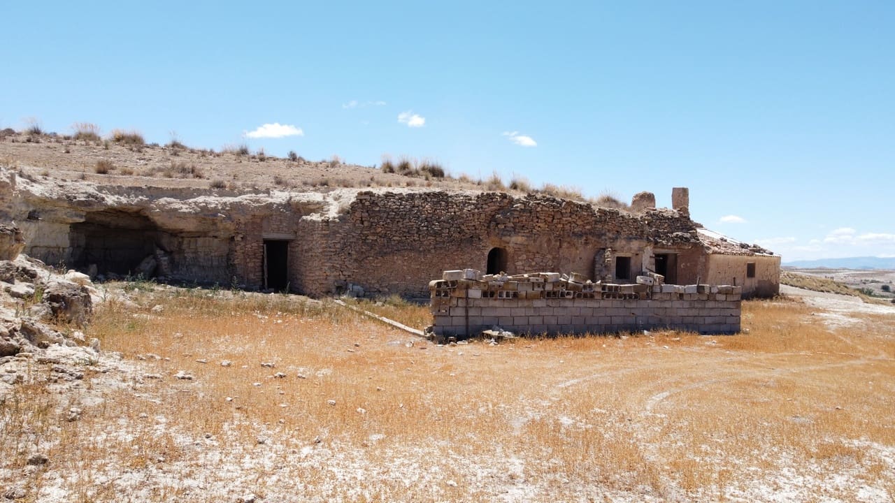 6 bedroom Cave House for sale in Orce - € 130,000 (Ref: 8401845)